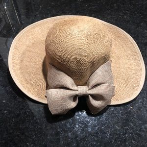 Straw hat with bow